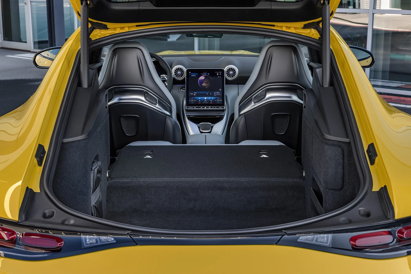 Mercedes-AMG GT oferuje 4 miejsca siedzące. W tylnym rzędzie dorosłe osoby raczej się nie zmieszczą