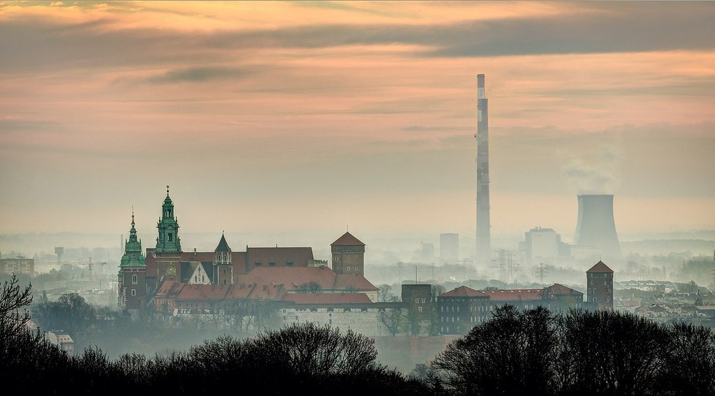 Widok na krakowski Wawel przed wschodem słońca (w tle Elektrociepłownia Kraków)