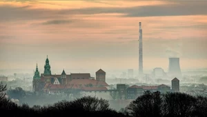 Widok na krakowski Wawel przed wschodem słońca (w tle Elektrociepłownia Kraków)