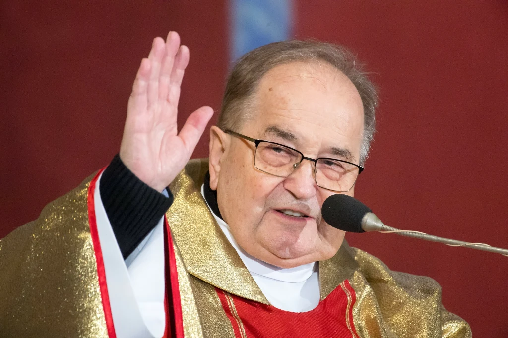 O. Tadeusz Rydzyk zdradził niedawno, że pobiera emeryturę. Wiadomo, na co przeznacza pieniądze