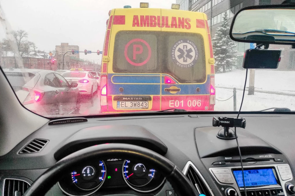 Przepisy dokładnie precyzują kiedy można wyprzedzić ambulans czy inny pojazd uprzywilejowany