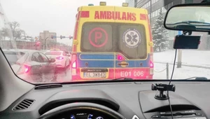 Czy można wyprzedzić ambulans na sygnale?