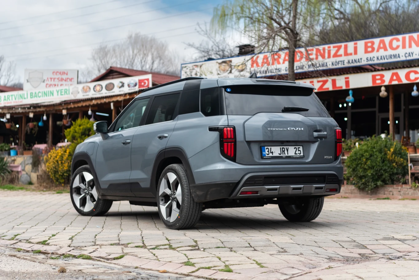 Pochylony i szeroki słupek C w modelu Torres EVX nawiązuje do Forda Explorera, a tylne światła przypominają kształtem Range Rovera. Cały projekt wygląda bardzo oryginalnie i świeżo. Pochylony i szeroki słupek C w modelu Torres EVX nawiązuje do Forda Explorera, a tylne światła przypominają kształtem Range Rovera. Cały projekt wygląda bardzo oryginalnie i świeżo.