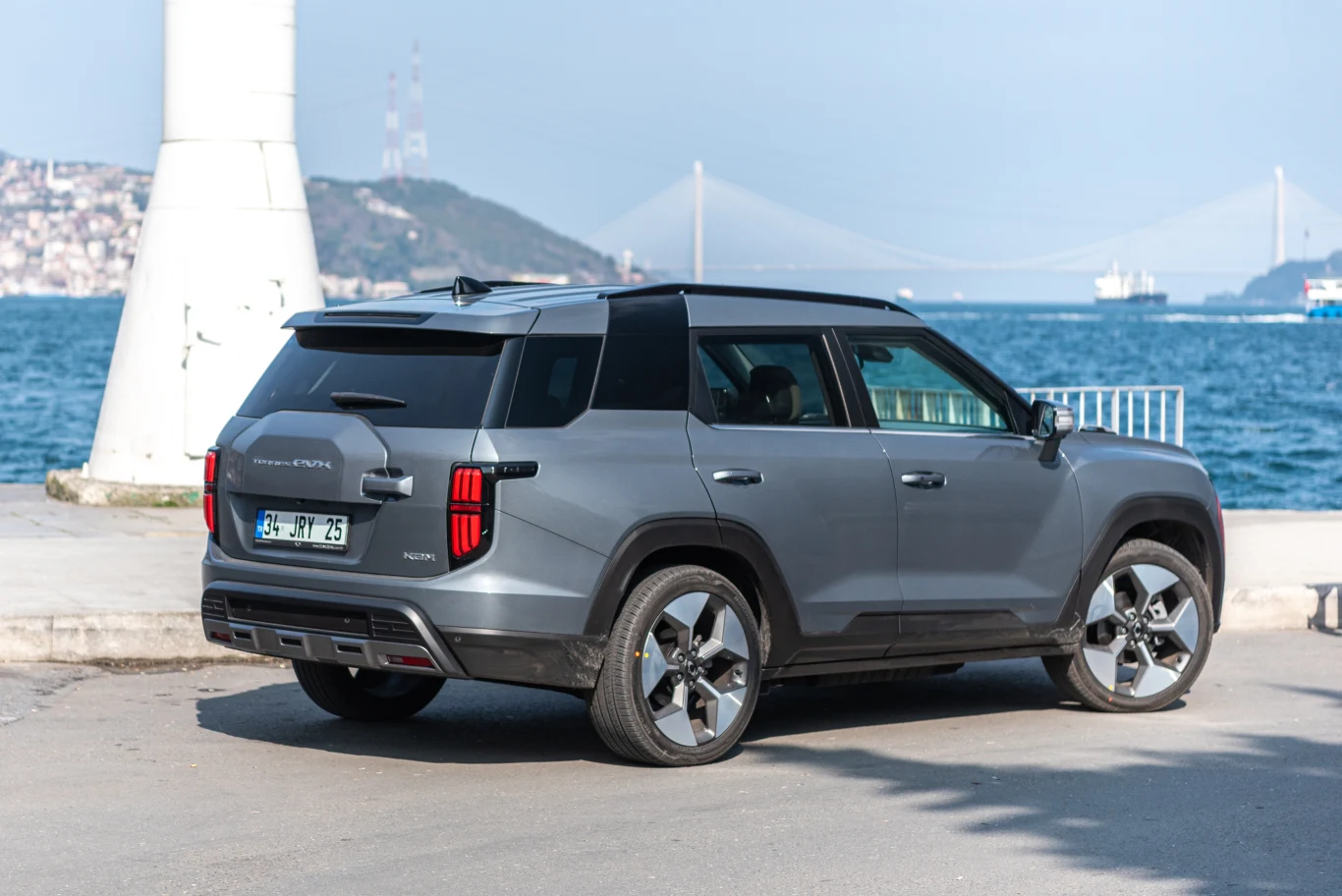 Ssangyong Torres EVX jest wyposażony w nowoczesną baterię LFP (litowo-żelazowo-fosforanowa) o pojemności 73,4 kWh. Ssangyong Torres EVX jest wyposażony w nowoczesną baterię LFP (litowo-żelazowo-fosforanowa) o pojemności 73,4 kWh.