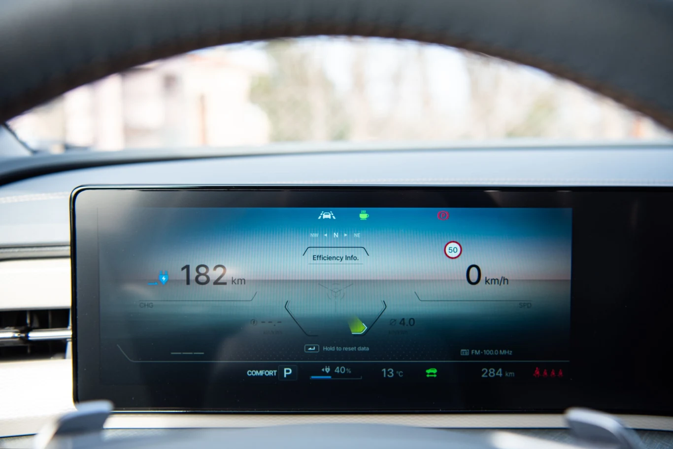Wersja elektryczna jest wyposażona w dwa połączone ekrany (po 12,3 cala każdy) pod jedną taflą szkła. Wersja elektryczna jest wyposażona w dwa połączone ekrany (po 12,3 cala każdy) pod jedną taflą szkła.