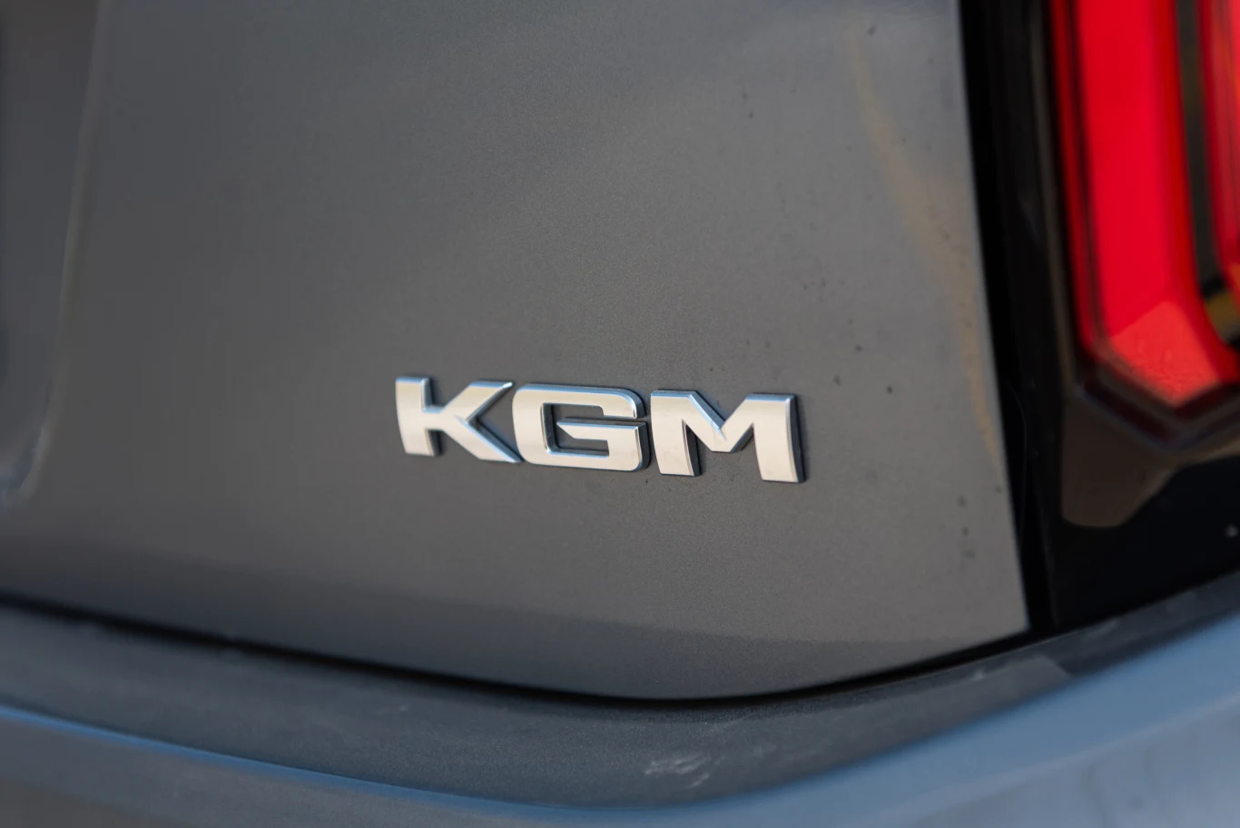 Znaczek KGM docelowo zastąpi logo Ssangyonga na wszystkich nowych modelach. Znaczek KGM docelowo zastąpi logo Ssangyonga na wszystkich nowych modelach.