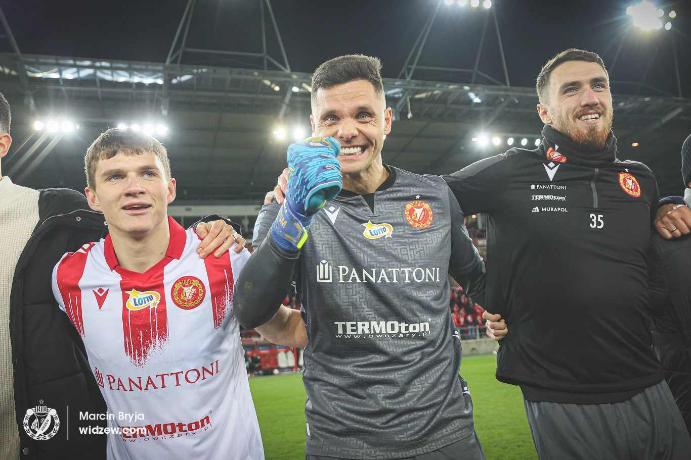 Rafał Gikiewicz świętuje zwycięsto nad Legią Rafał Gikiewicz świętuje zwycięsto nad Legią