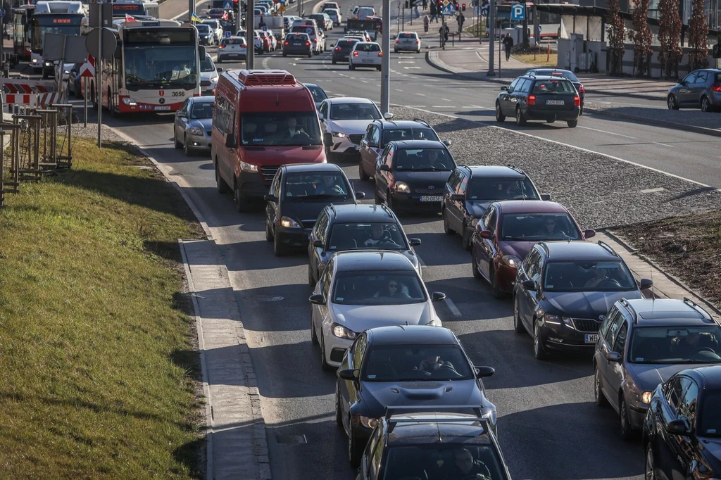 Co dalej z podatkiem od posiadania samochodów i opłatą rejestracyjną? 