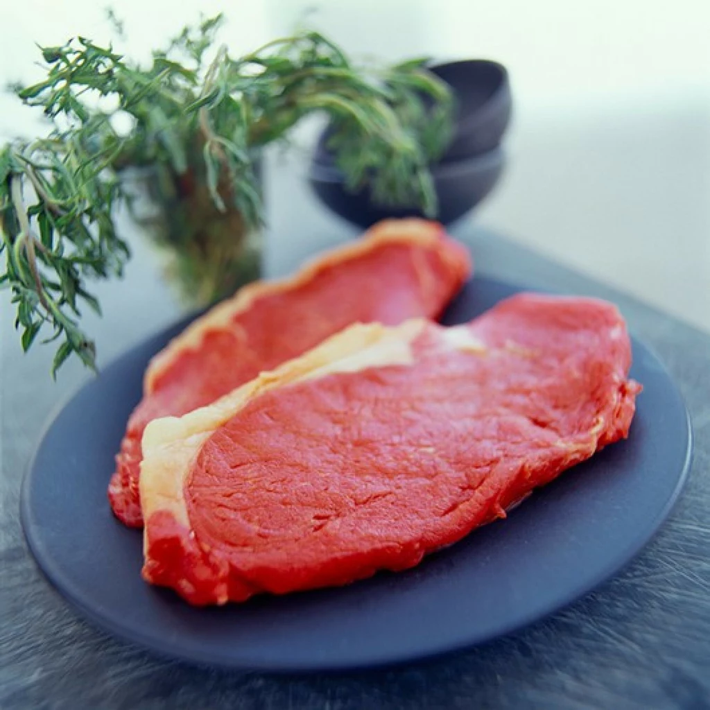 Czy czerwone mięso jest zdrowe? Według ekspertów ds. środowiska i klimatu jego produkcja ma negatywny wpływ na zdrowie i pogłębia efekt cieplarniany