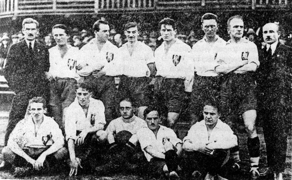 Drużyna Pogoni Lwów, drugi od lewej w górnym rzędzie Mieczysław Batsch, zdobywca jednej z bramek w meczu Estonia - Polska w 1923 r.