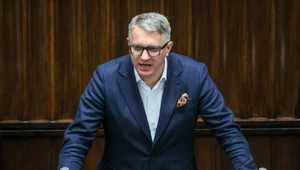 Projekt Konfederacji dotyczący podwyżki kwoty wolnej od podatku prezentował Przemysław Wipler