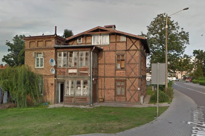 Zabytkowy budynek w Malborku na sprzedaż. Pochodzi z lat 90. XIX wieku. Źródło: Google maps (zdj. pochodzi z 2012 r.) Zabytkowy budynek w Malborku na sprzedaż. Pochodzi z lat 90. XIX wieku. Źródło: Google maps (zdj. pochodzi z 2012 r.)