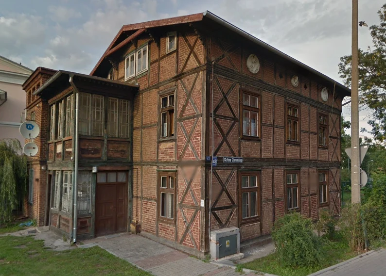Cena wywoławcza za budynek z lat 90. XIX wieku wynosi 1 136 632 zł. Źródło: Google maps (zdj. pochodzi z 2012 r.) Cena wywoławcza za budynek z lat 90. XIX wieku wynosi 1 136 632 zł. Źródło: Google maps (zdj. pochodzi z 2012 r.)