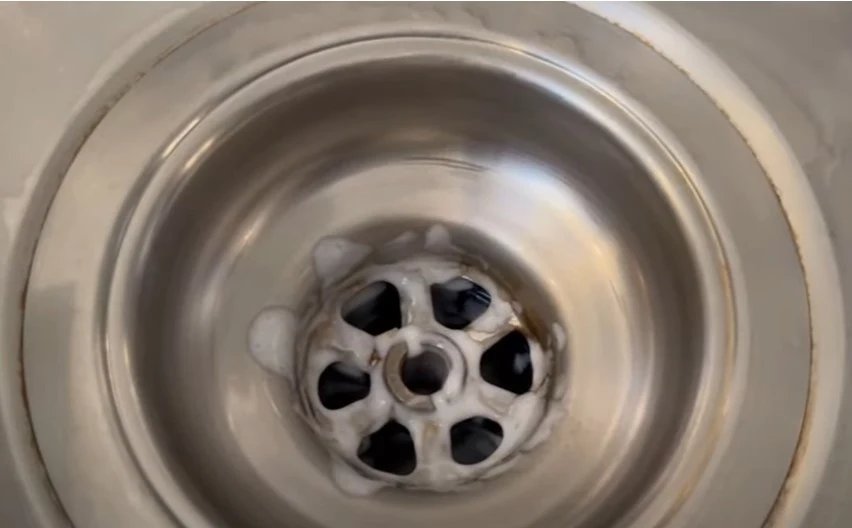 Jak odetkać zatkany odpływ? Będziesz potrzebować pewnego kremu z drogerii. Jak odetkać zatkany odpływ? Będziesz potrzebować pewnego kremu z drogerii.