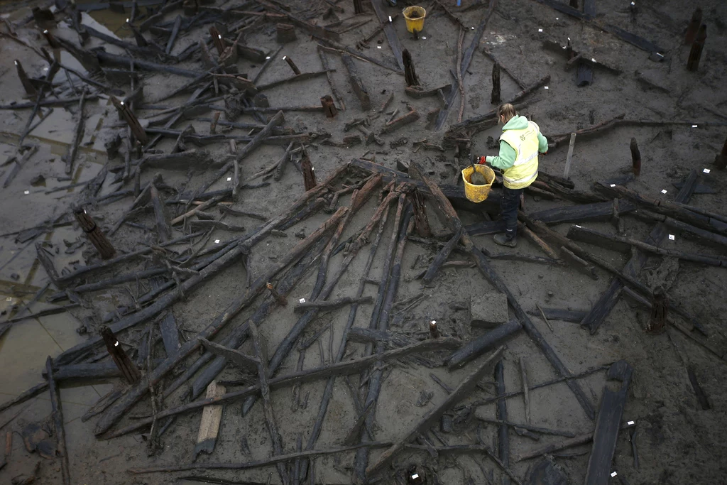 Archeolodzy z Jednostki Archeologicznej Uniwersytetu w Cambridge odkrywają zachowane w mule drewniane domy z epoki brązu