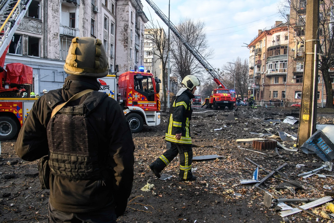 Rosjanie przeprowadzili ostrzał Kijowa. Na zdjęciu: Służby w akcji i zniszczenia z 21 marca 2024 r. Rosjanie przeprowadzili ostrzał Kijowa. Na zdjęciu: Służby w akcji i zniszczenia z 21 marca 2024 r.