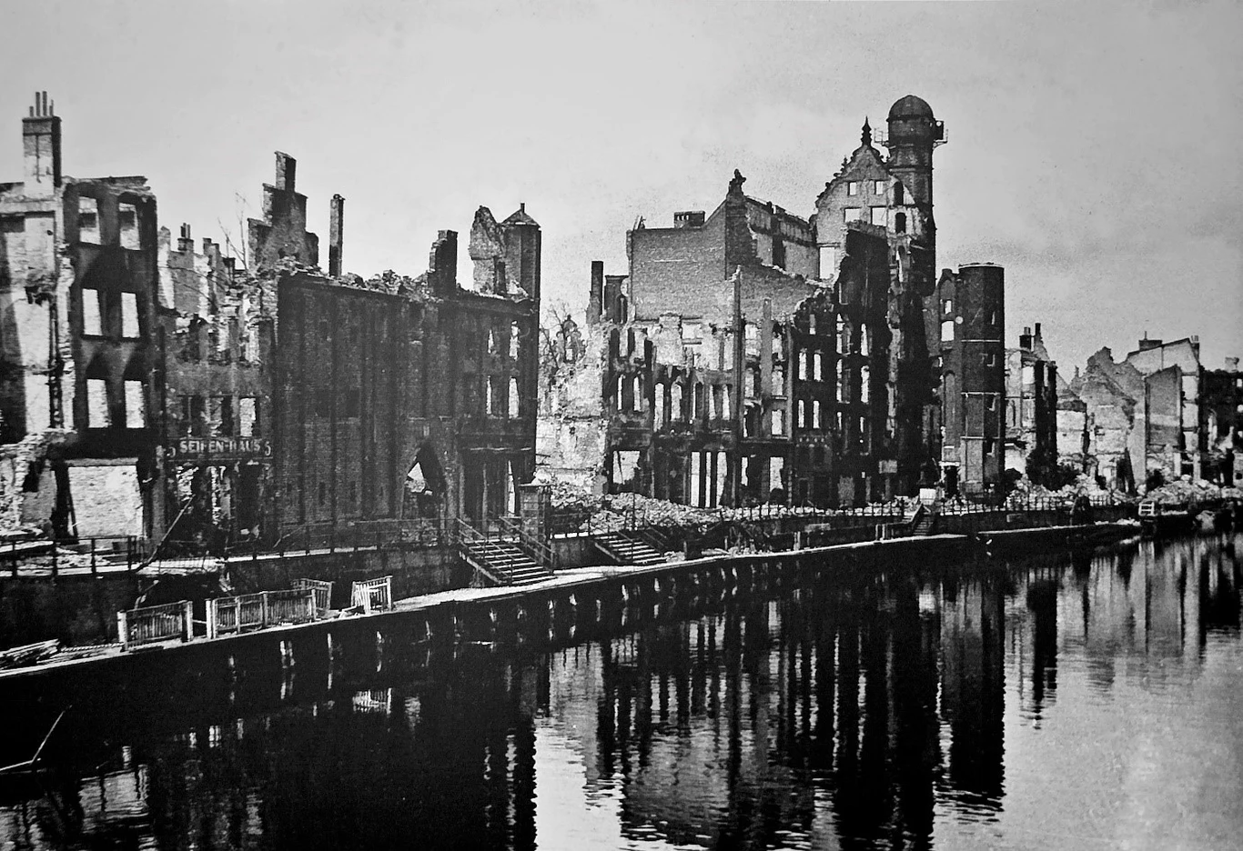 Zrujnowane po rosyjskich ostrzałach Długie Pobrzeże nad Motławą w 1945 roku