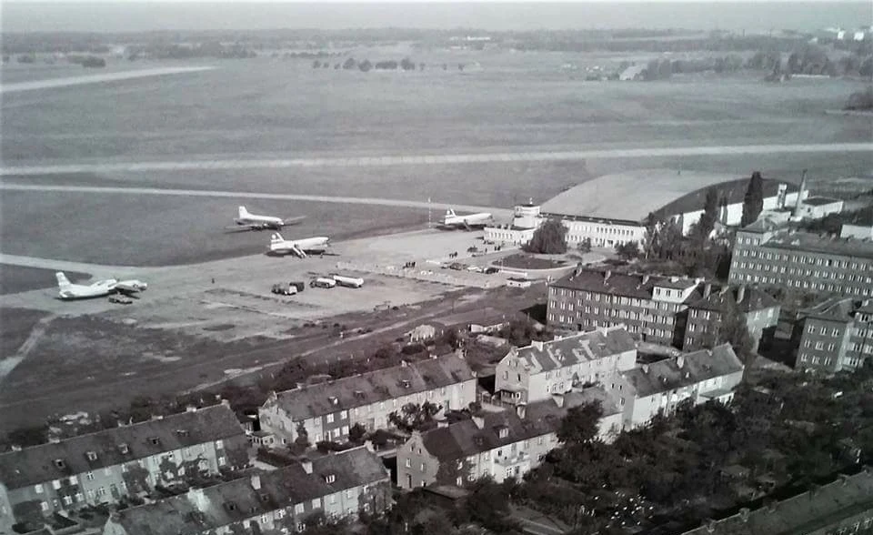Hangar główny portu lotniczego Gdańsk-Wrzeszcz w latach 60. XX wieku. Obecnie budynek Galerii Zaspa 