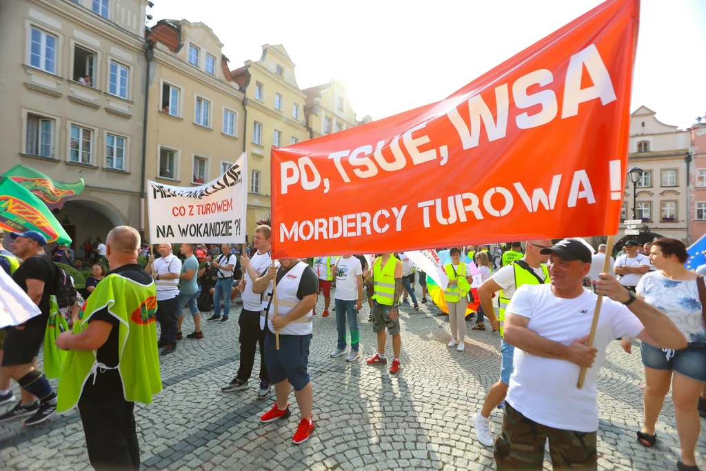 Sprawa Turowa ponownie wraca na agendę. Przegrana batalia sądowa zagroziła funkcjonowaniu kopalni. Na zdjęciu protesty ws. wyroku WSA z czerwca 2023 roku