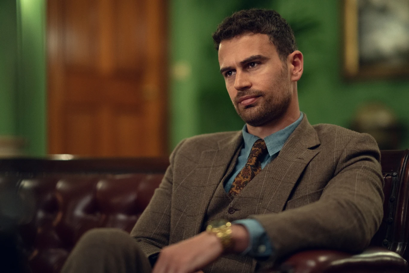 Theo James jako Eddie Horinam w serialu "Dżentelmeni" Theo James jako Eddie Horinam w serialu "Dżentelmeni"