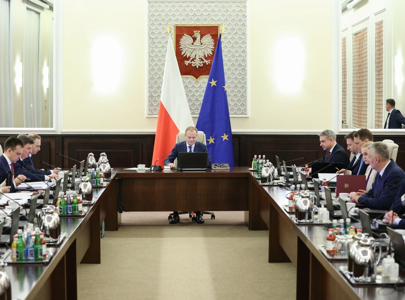 Na wtorkowym posiedzeniu rząd zajmie się m.in. projektem zakazującym sprzedaży nieletnim e-papierosów niezawierających nikotyny i zakazującym palenia tego typu wyrobów w miejscach publicznych Na wtorkowym posiedzeniu rząd zajmie się m.in. projektem zakazującym sprzedaży nieletnim e-papierosów niezawierających nikotyny i zakazującym palenia tego typu wyrobów w miejscach publicznych