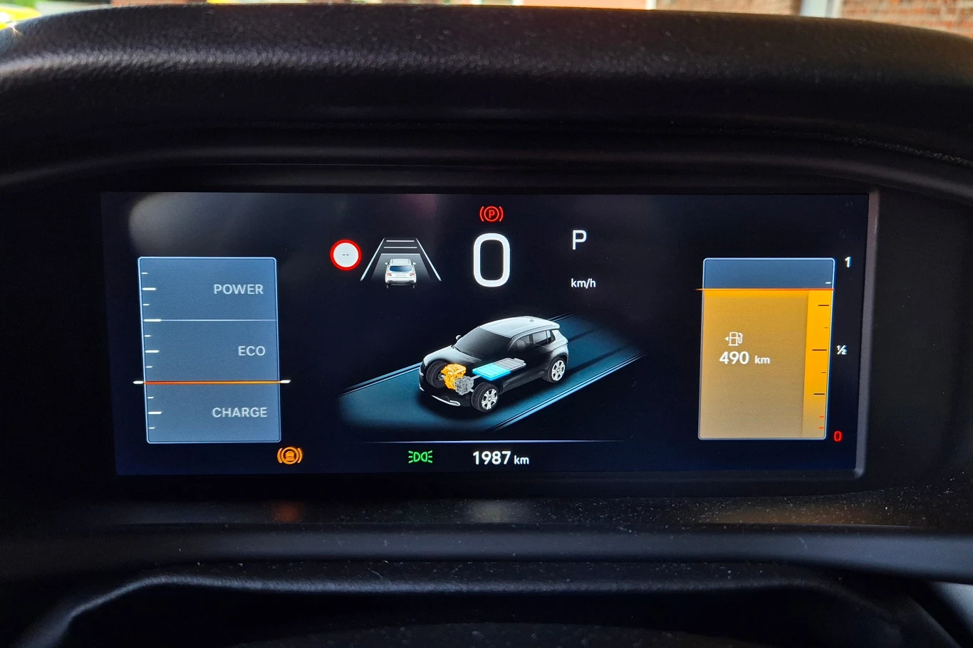 W zestawie zegarów Jeepa Avengera e-Hybrid pojawił się dodatkowy ekran pozwalający śledzić naładowanie baterii i pracę napędu