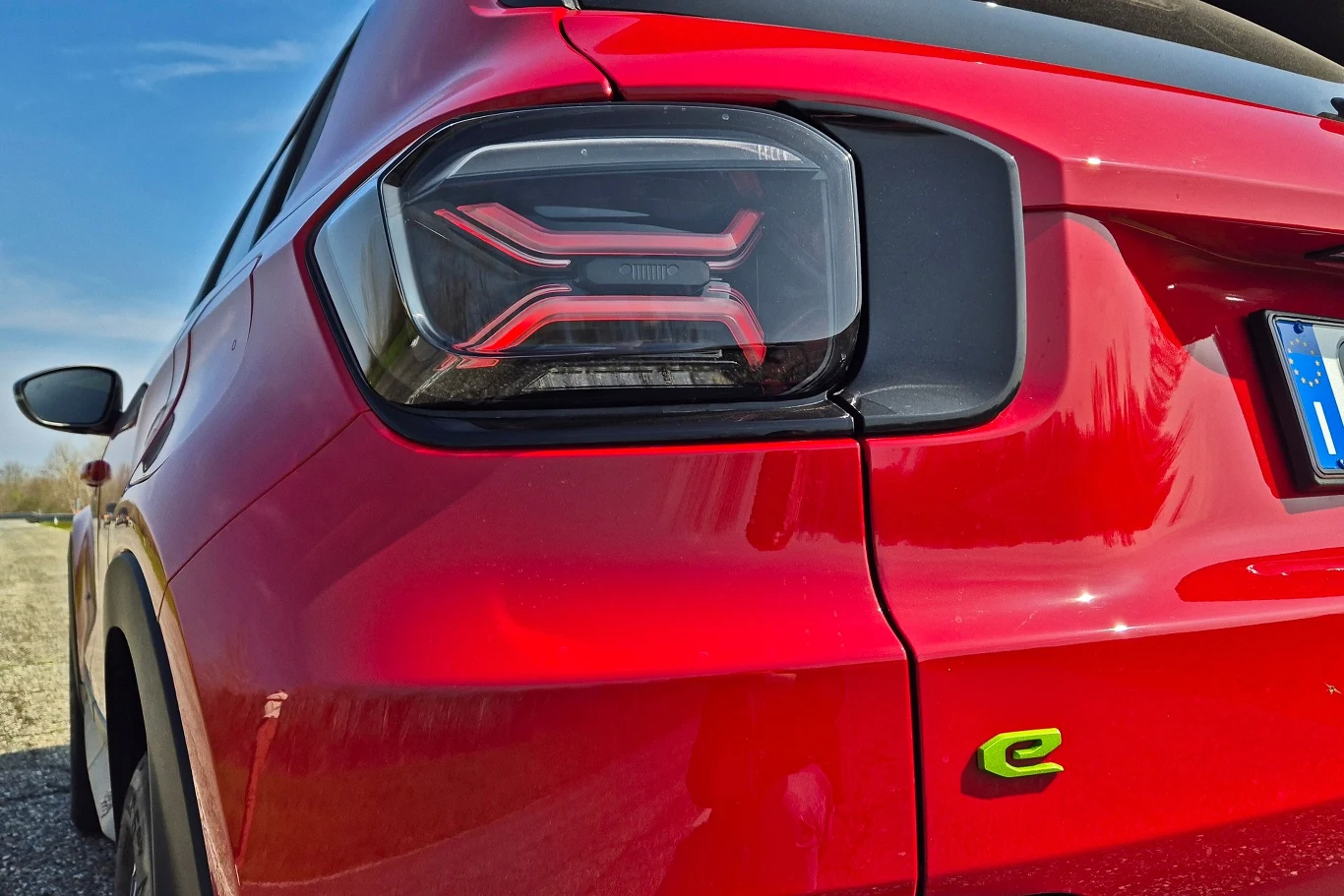 Avengera e-Hybrid można rozpoznać tylko po zielonej literze "e" na klapie bagażnika