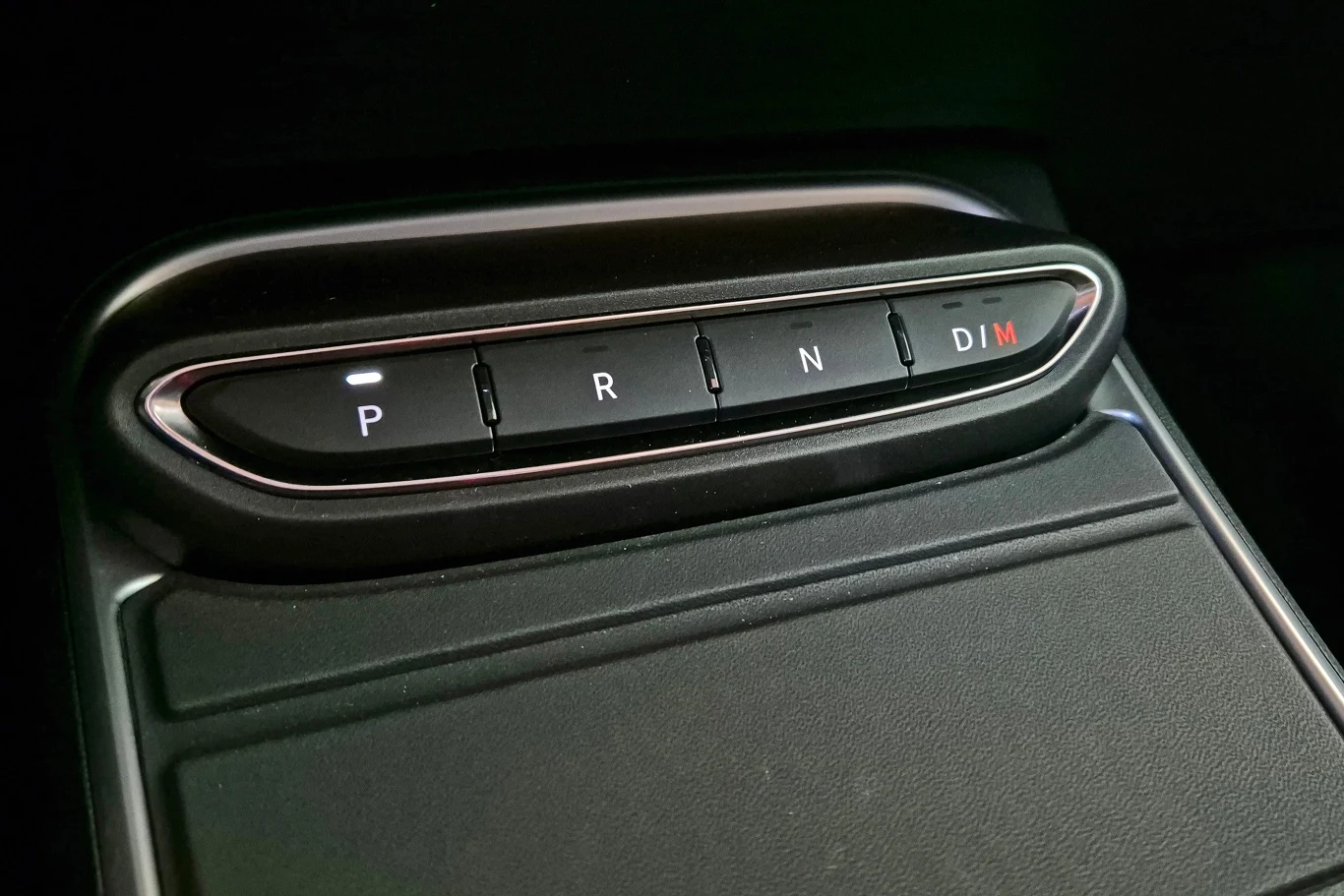 Avenger e-Hybrid nie ma klasycznego wybieraka skrzyni biegów, tylko tak jak w elektrycznej wersji, kierunek jazdy wybieramy przyciskami