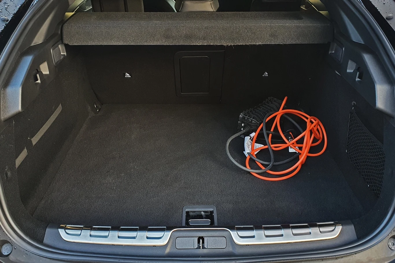 Peugeot 408 PHEV 225 ma mniejszy bagażnik niż czysto benzynowa odmiana. Ponadto nie ma miejsca na schowanie kabli do ładowania baterii Peugeot 408 PHEV 225 ma mniejszy bagażnik niż czysto benzynowa odmiana. Ponadto nie ma miejsca na schowanie kabli do ładowania baterii
