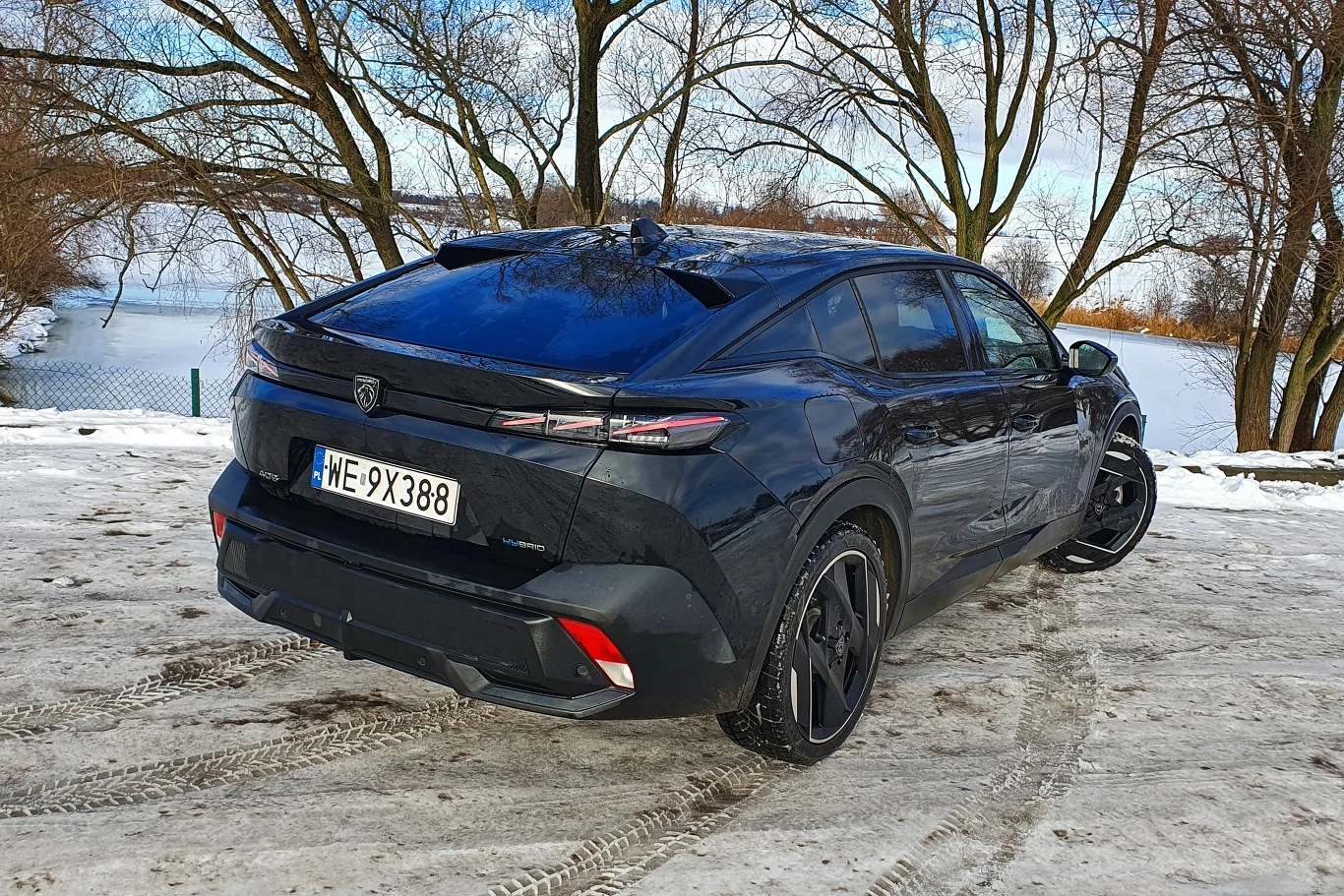 Peugeot 408 prezentuje się całkiem muskularnie Peugeot 408 prezentuje się całkiem muskularnie