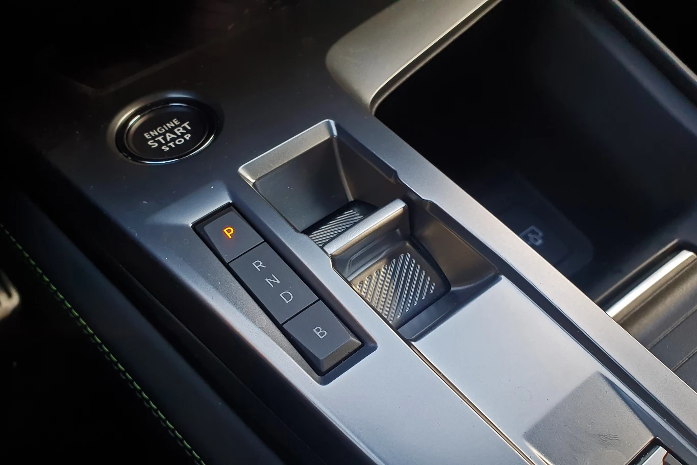 Niewielki przełącznik automatycznej skrzyni biegów spotkamy obecnie we wszystkich modelach Peugeota Niewielki przełącznik automatycznej skrzyni biegów spotkamy obecnie we wszystkich modelach Peugeota