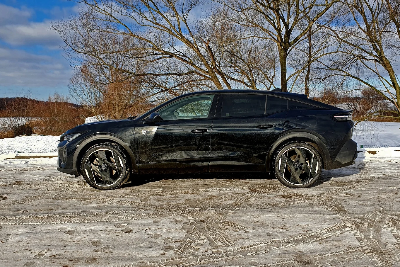 Peugeot 408 to trochę liftback, trochę crossover - według producenta jest on fastbackiem Peugeot 408 to trochę liftback, trochę crossover - według producenta jest on fastbackiem