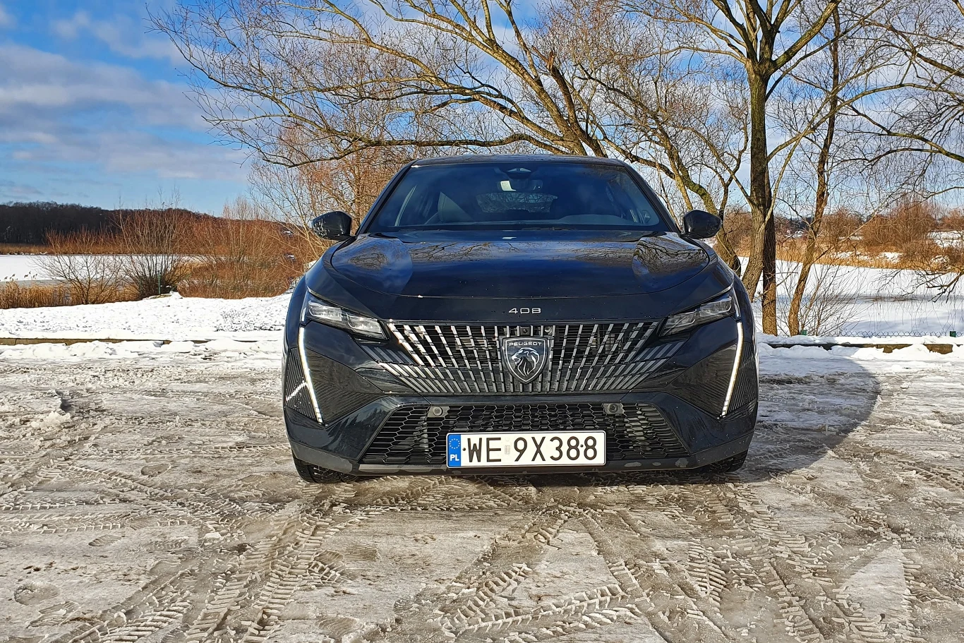 Peugeot 408 ma wąskie matrycowe reflektory oraz "kły" świateł do jazdy dziennej Peugeot 408 ma wąskie matrycowe reflektory oraz "kły" świateł do jazdy dziennej