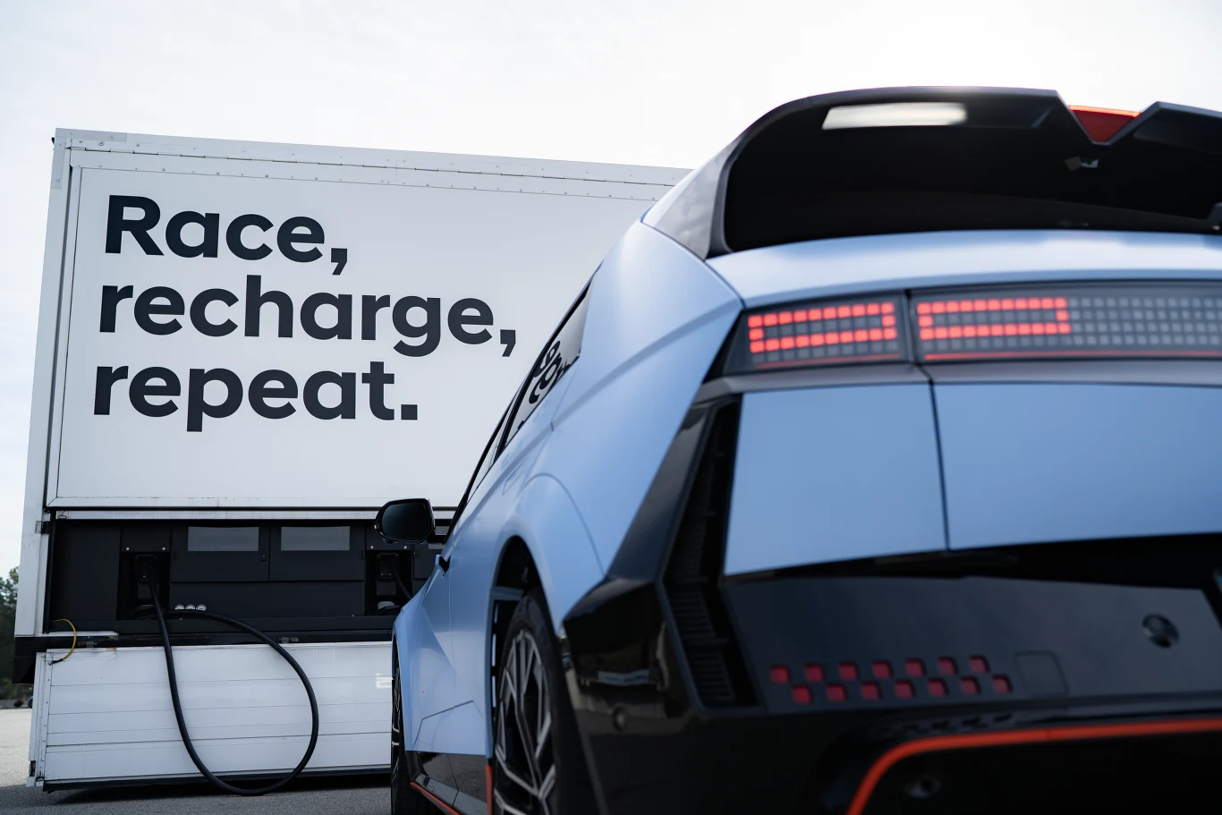 Hyundai Ioniq 5 N ładuje się z maksymalną mocą 350 kW i przyspiesza do "setki" w 3,4 sekundy