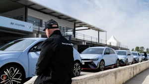 Samochody elektryczne z zakazem wjazdu na amerykański tor. Wkurzały właścicieli aut spalinowych?