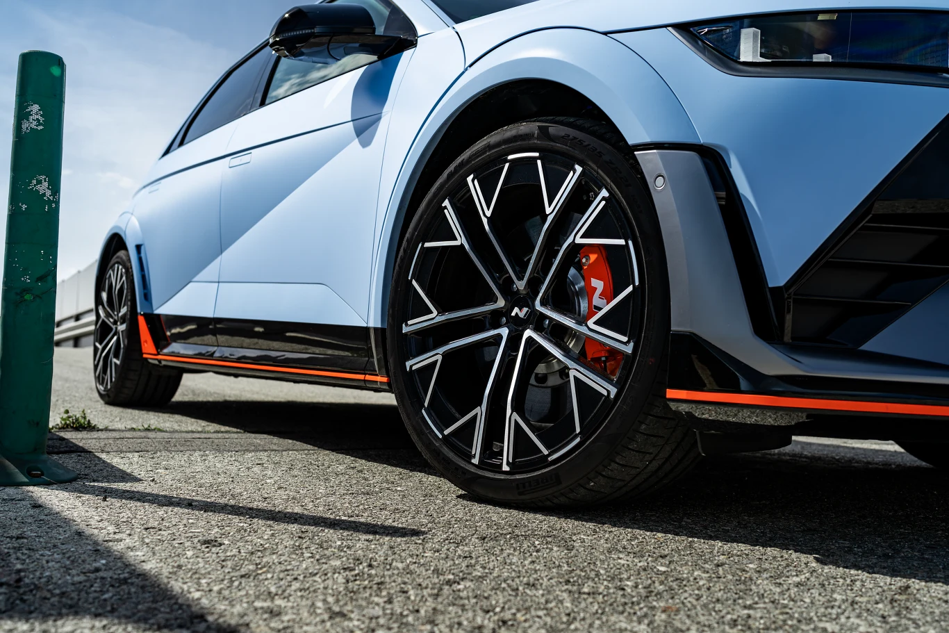 Hyundai Ioniq 5 N wyróżnia się niebieskim lakierem "Performance Blue", 21-calowymi felgami i sportowymi zderzakami