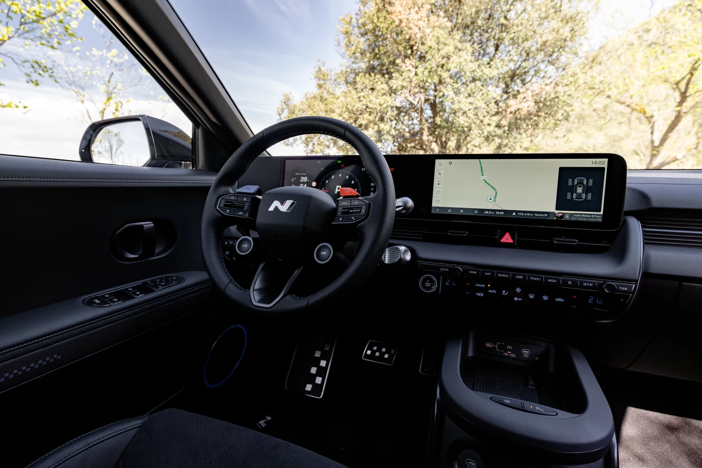 We wnętrzu wiele przycisków wciąż jest fizycznych - to bardzo sobie cenimy!