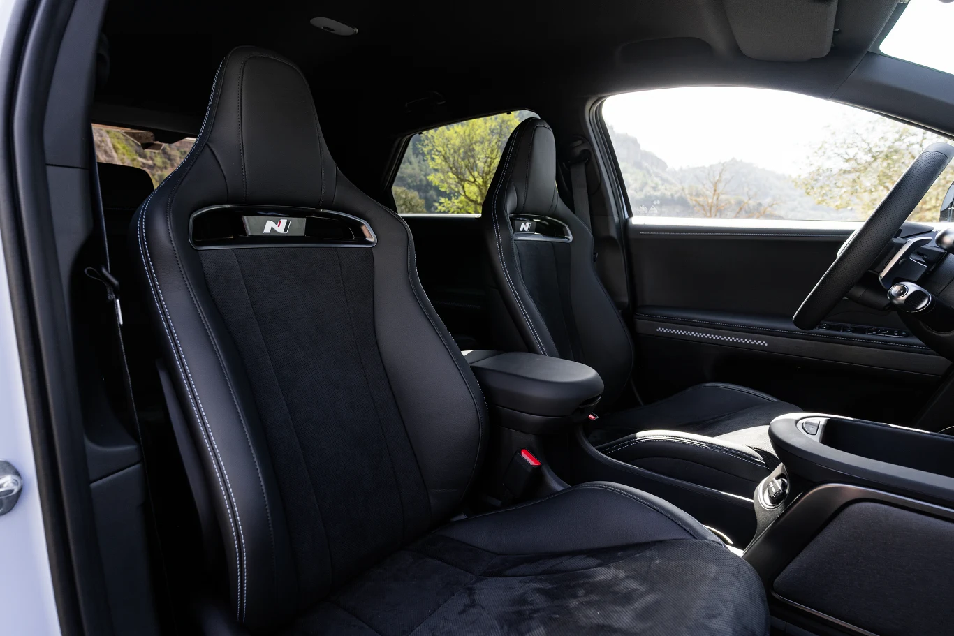 Hyundai Ioniq 5 N. Kubełkowe fotele zapewniają dobre wsparcie przy dynamicznej jeździe