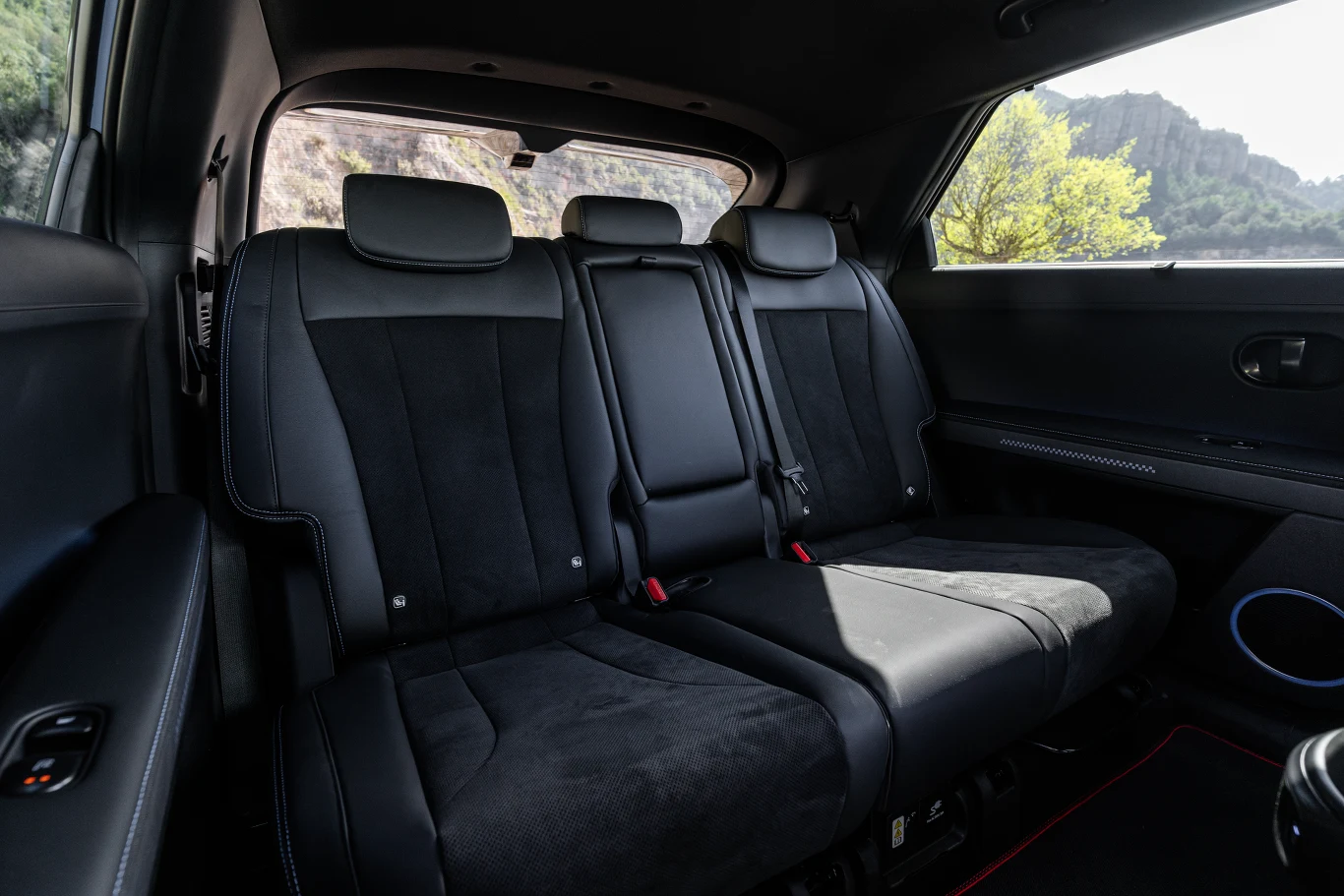 Hyundai Ioniq 5 N. Tylna kanapa jest regulowana, szeroka i bardzo miękka. W tylnym rzędzie miejsca nie brakuje.