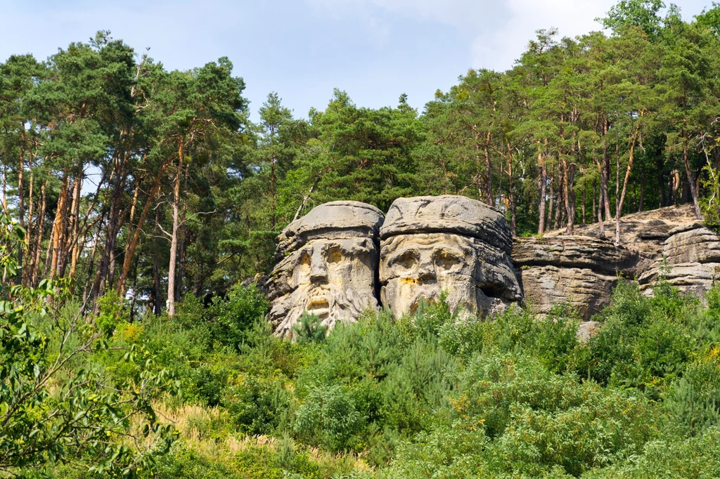 Monumentalne rzeźby znajdują się w parku krajobrazowym