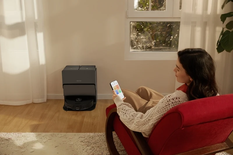 Roborock S8 MaxV Ultra jest obecnie uznawany za jeden z najlepszych robotów sprzątających na rynku. Dzięki aplikacji można nim łatwo zarządzać.