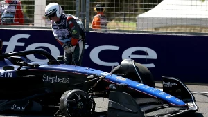 Marshall oglądający rozbity bolid Alexandra Albona