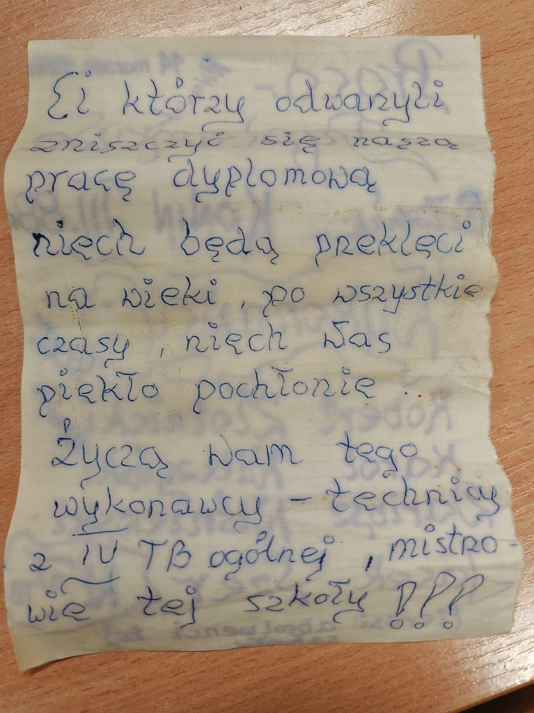 Na kartce nie było pozdrowień. Uczniowie zamieścili tam klątwę.