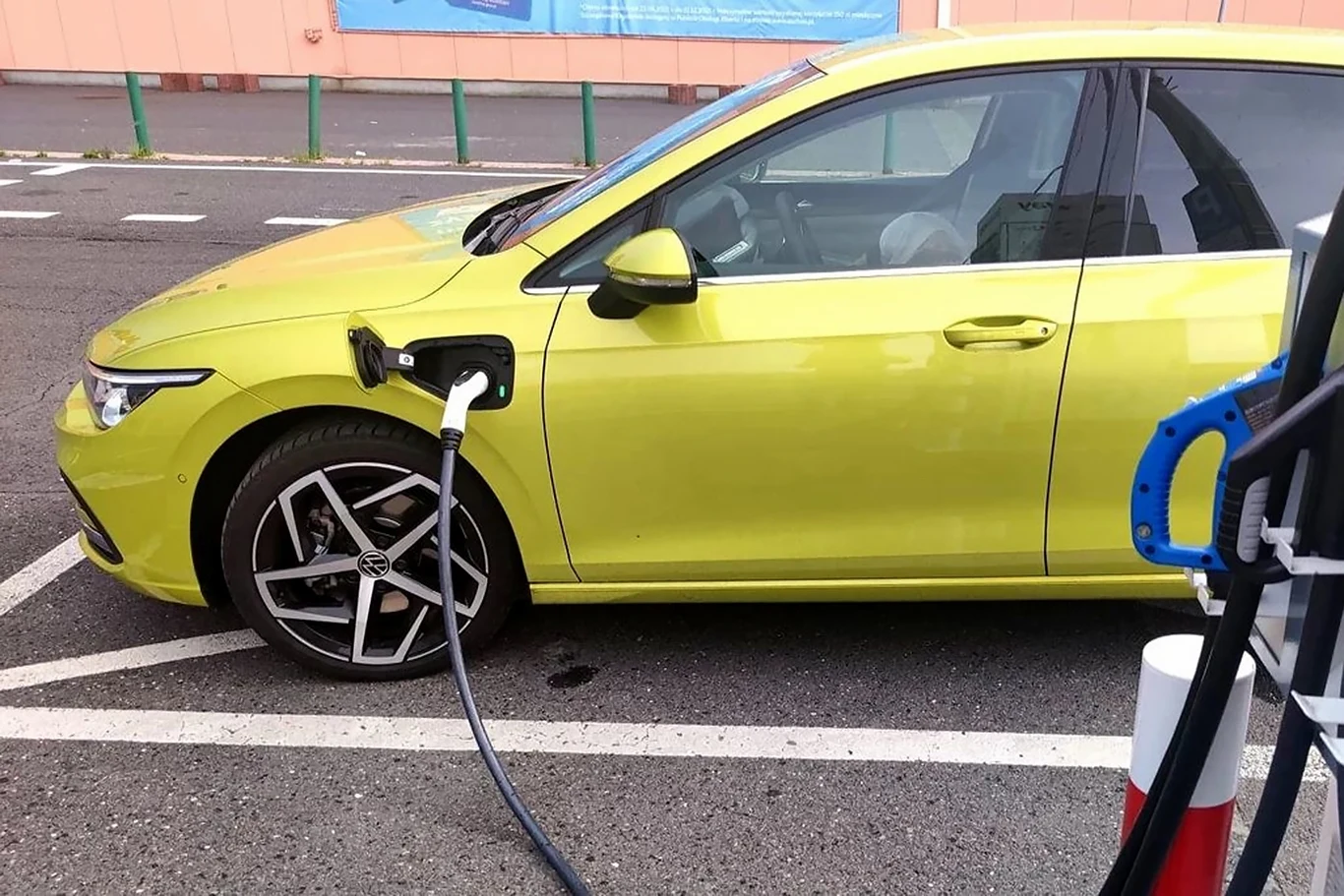 Hybrydy plug-in mają duże akumulatory, które ładuje się z zewnętrznego źródła. Hybrydy plug-in mają duże akumulatory, które ładuje się z zewnętrznego źródła.