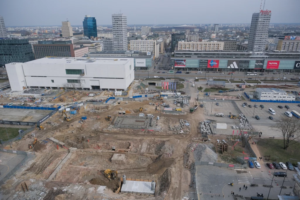 Prace budowlane na terenie powstającego placu Centralnego przyniosły wiele odkryć archeologicznych.