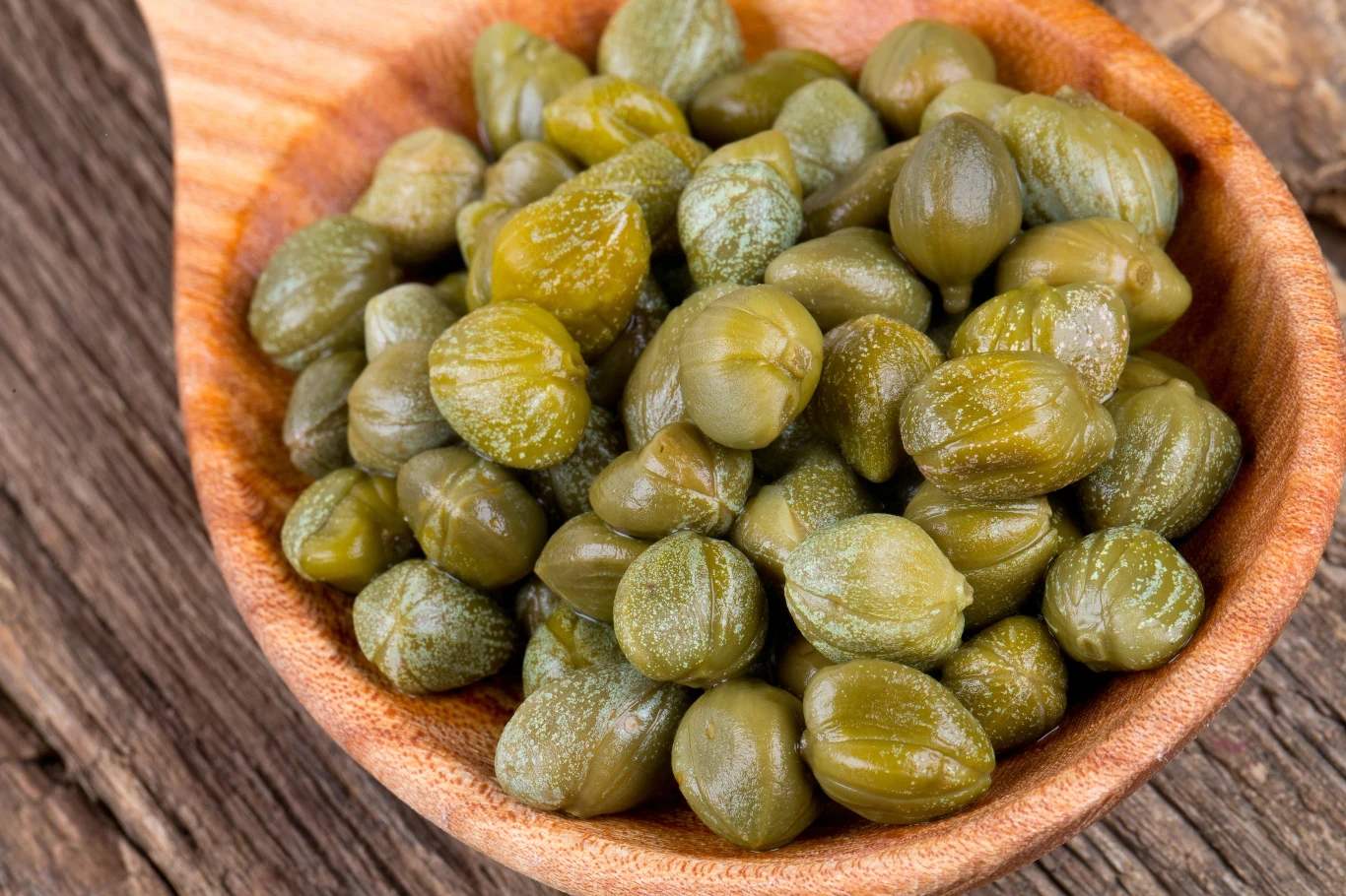 Kapary mają naprawdę niewiele kalorii, za to mnóstwo witamin. Podkręcą smak potraw i twój metabolizm