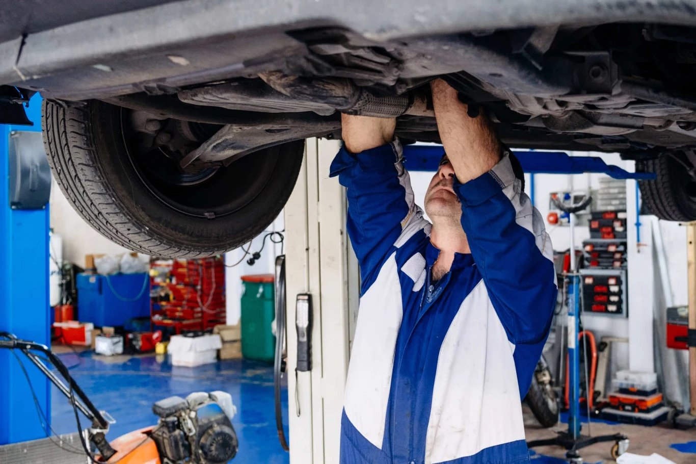 Przegląd techniczny kosztuje niewiele, ale jego brak może się skończyć sporym mandatem Przegląd techniczny kosztuje niewiele, ale jego brak może się skończyć sporym mandatem