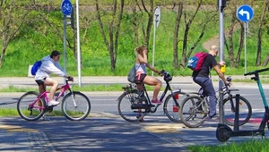 Rowerzyści wracają na drogi. Co im wolno, a co jest zabronione?