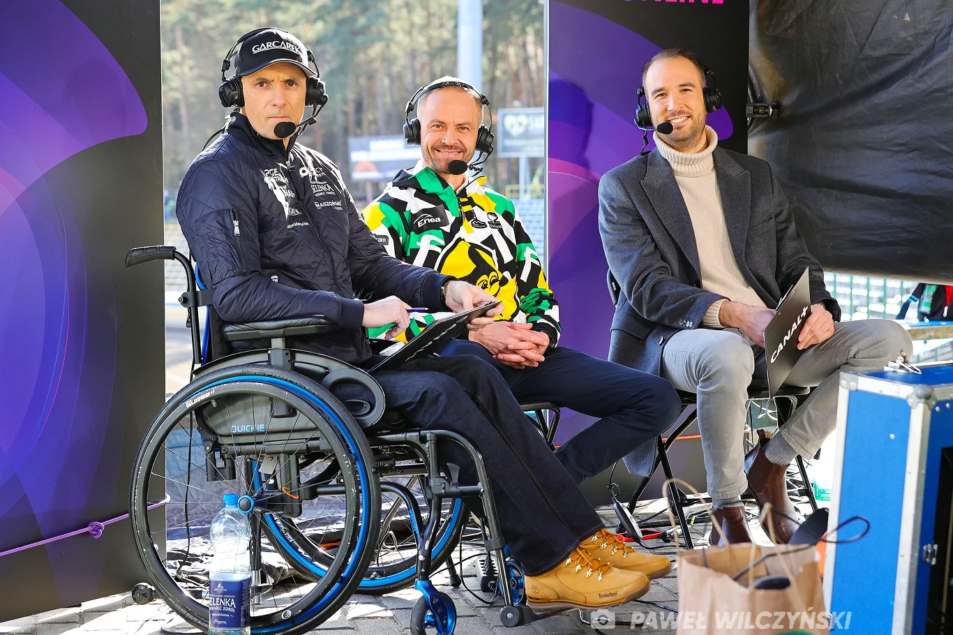 Tomasz Gollob w studio. Obok Piotr Protasiewicz i Mateusz Kędzierski.