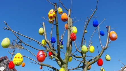 Świąteczne drzewko może być piękną ozdobą również w Wielkanoc. W niektórych miejscach panuje nawet zwyczaj dekorowania drzew pisankami. Podobną dekorację możemy stworzyć we własnym domu.